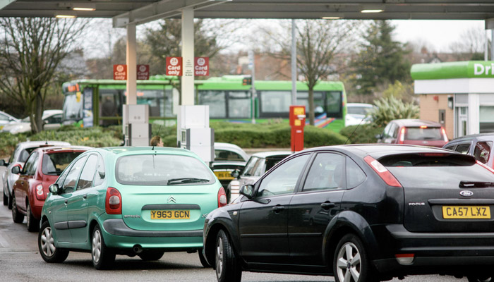 Una veintena de conductores persigue a un camión cisterna de cemento pensando que transporta gasolina en medio de la crisis de combustible en Reino Unido