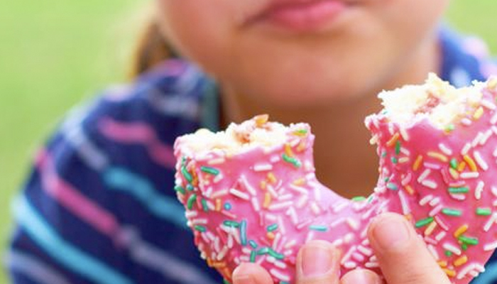 El Gobierno prohibirá la publicidad dirigida a niños y adolescentes de chocolates, dulces, postres, galletas, zumos y helados