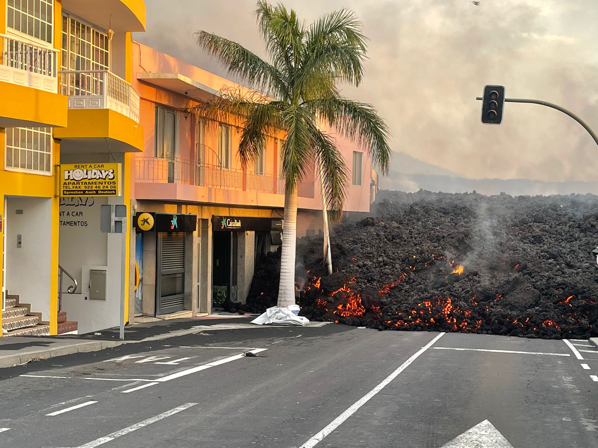 La lava llegando al casco urbano de La Laguna, La Palma
