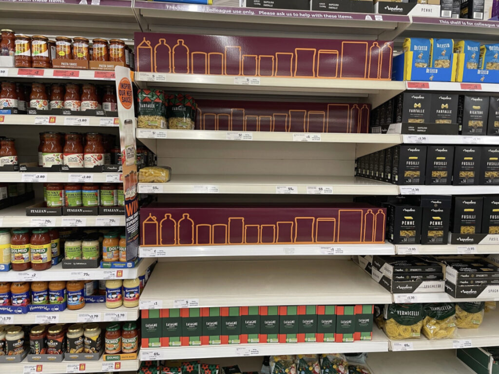 Los supermercados británicos camuflan sus estanterías vacías con fotos de alimentos