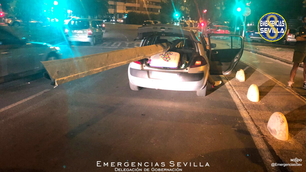 Sevilla: Transportan una viga metálica de 8 metros con bordes cortantes en un coche, de noche y sobresaliendo unos 4 metros