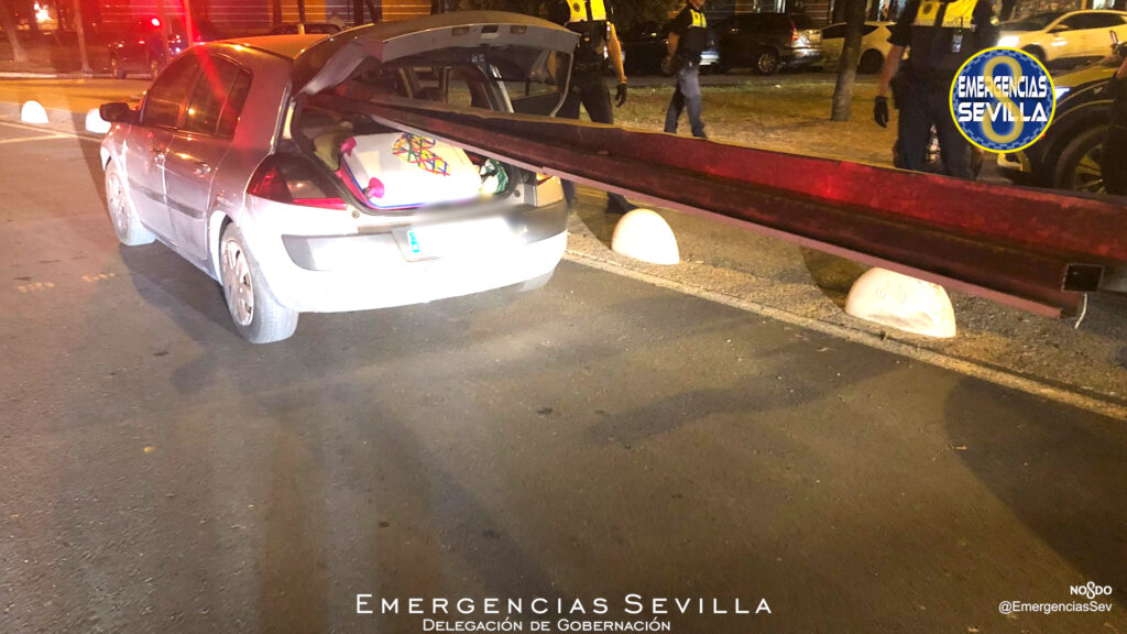 Sevilla: Transportan una viga metálica de 8 metros con bordes cortantes en un coche, de noche y sobresaliendo unos 4 metros