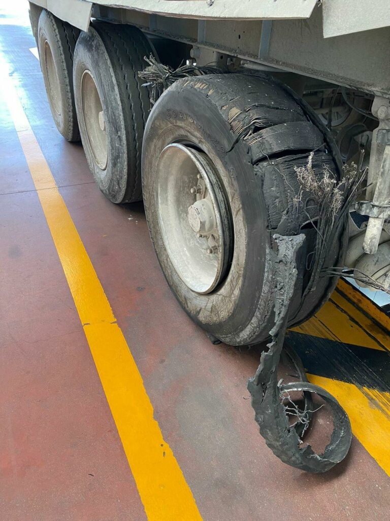 Guadalorce, Málaga: Un conductor se presenta con el neumático así para pasar la ITV
