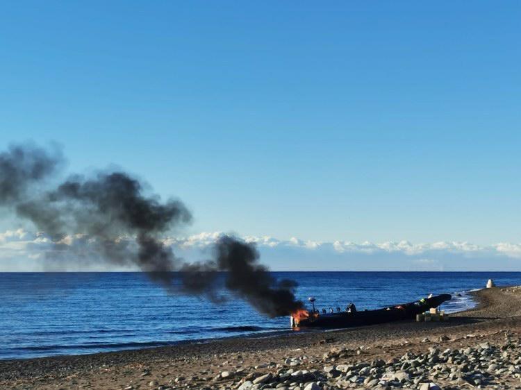 Marbella: Arde una narcolancha y tienen un accidente en su huida