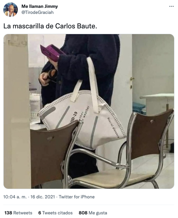 Foto robada de Carlos Baute con la mascarilla en el codo