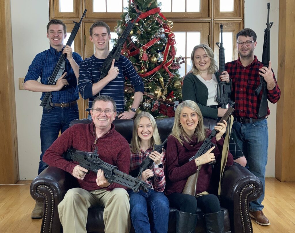 El diputado republicano por Kentucky, Thomas Massie, felicitaba así públicamente las pascuas: "Feliz Navidad. Santa Claus, por favor, tráenos munición".