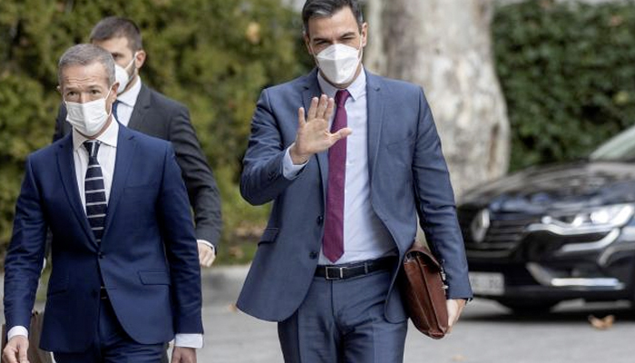 El Gobierno vuelve a hacer obligatoria la mascarilla por la calle y activa al Ejército para reforzar la vacunación