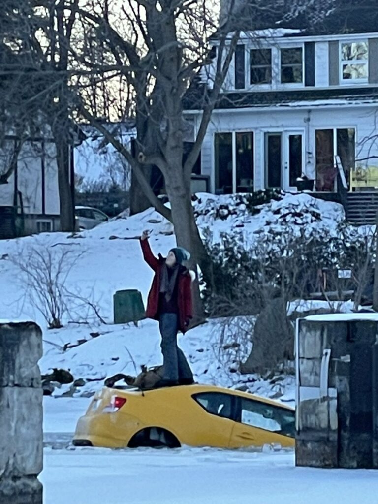 Se mete con el coche en un río helado, se rompe el hielo y mientras se hunde el vehículo se hace unos selfies