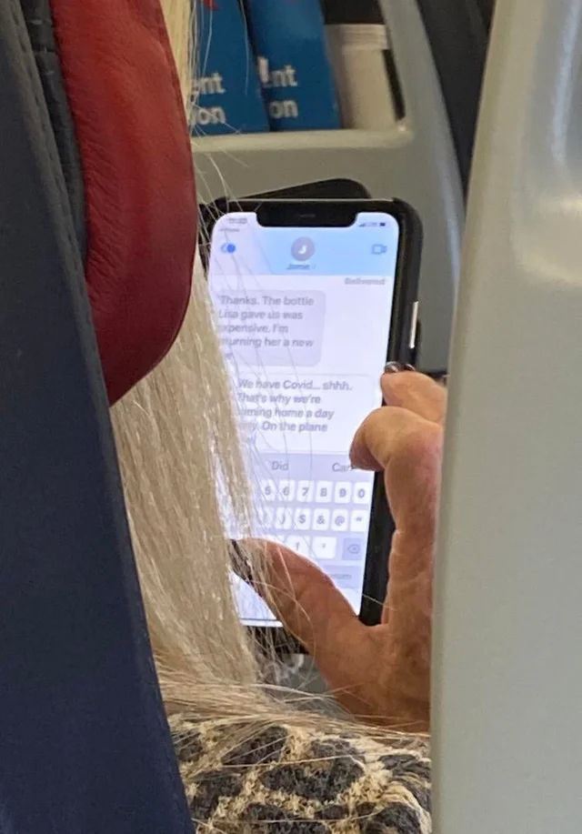 "Tenemos Covid... shhh": un viajero lee el mensaje de una mujer confesando su positivo a bordo de un avión