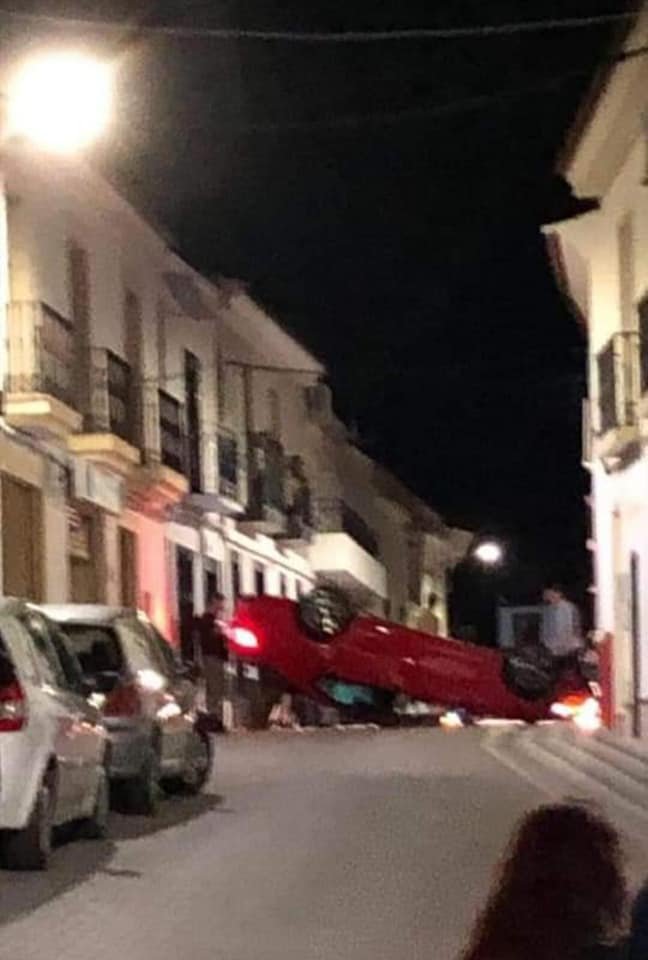 Presume de coche en redes sociales y acaba volcado