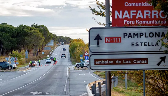 Un conductor muestra a la Guardia Civil un carné de la República Errante Menda Lerenda tras comer magdalenas de marihuana